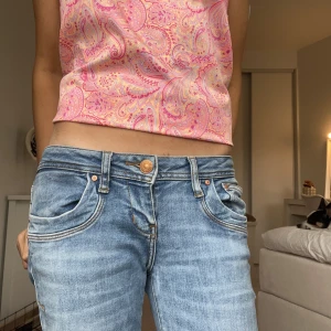 Lågmidjade jeans  - Intresse koll på mina ltb jeans. Säljer då de aldrig kommer till användning och behöver pengar💗😅Inga defekter på, och är som nya.  Använda fåtal gånger också. Slut sålda på hemsidan!! Kan också tänka mig att byta till en storlek större(25x32)av samma färg