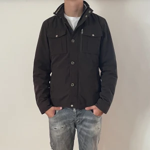 J.Lindeberg Jacka  - J.Lindeberg Jacka - storlek M - varan är i jätte fint skick - modellen är 188cm och 83kg - vid frågor eller funderingar är det bara att skriva!