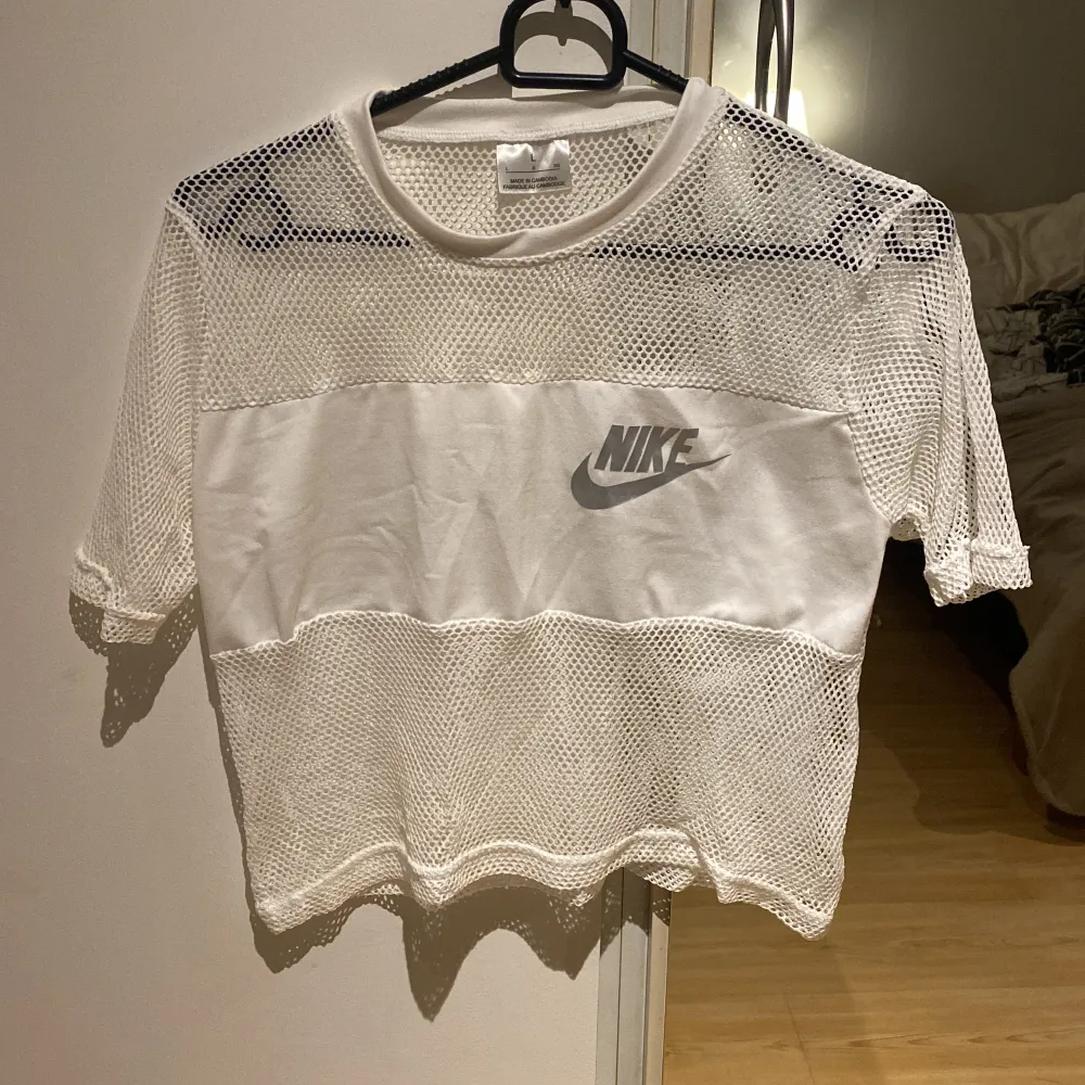 T-shirt med hål, fake Nike köpt i Kambodja. Storlek XS. T-shirts.