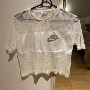 T-shirt - T-shirt med hål, fake Nike köpt i Kambodja. Storlek XS