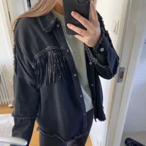 Så snygg jacka med glittriga fransar - Säljer min snygga höst/vår jacka från zara! Den passar så bra nu till hösten, snygga glittriga fransar på fram och baksida🥰 