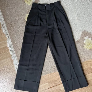 Kostymbyxor  - Från NA-KD storlek 36. Midjemått ca.73cm. Finns fickor fram, fickdetalj där bak och går att använda med skärp. Knappt använda byxor, som nyskick🖤