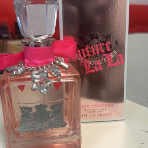 Juicy couture parfym  - Hejj säljer min helt nya juicy couture la la parfym som jag köpt för 500kr men säljer för 300. Endast testad 2ggr. 