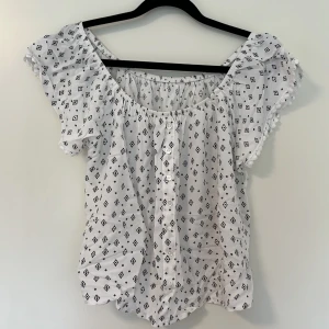 Söt blus - Super söt blus. Vet inte vart den är ifrån :(