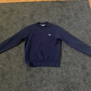 Lacoste🐊 - Lacoste sweatshirt i storlek S. Använd typ 2 gånger skick 10/10