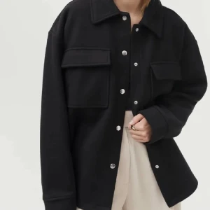 Kappa - Jättefin svart kappa från gina tricot i storlek XS, slutsåld på hemsidan.