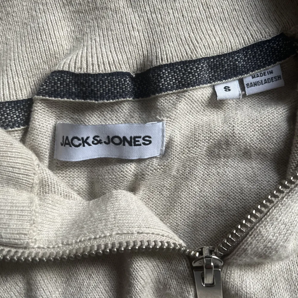 Tunnstickad halv zip tröja från Jack & Jones i beige färg, storlek S. Knappast använd så väldigt bra skick! Säljer pga för liten. Nypris 400! Hör av er vid frågor eller intresse!. Tröjor & Koftor.