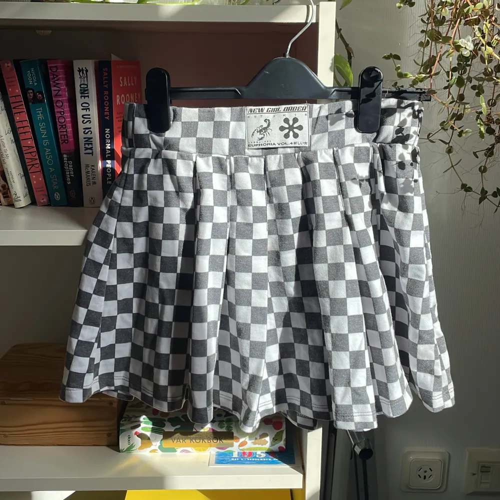 Halloo! Jag säljer en Svartvit rutig  Urban Outfitters kjol i storlek S (UK 6) som är använd 1 gång! <3  Hämtas helst i Malmö!. Kjolar.