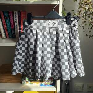Halloo! Jag säljer en Svartvit rutig  Urban Outfitters kjol i storlek S (UK 6) som är använd 1 gång! <3  Hämtas helst i Malmö!