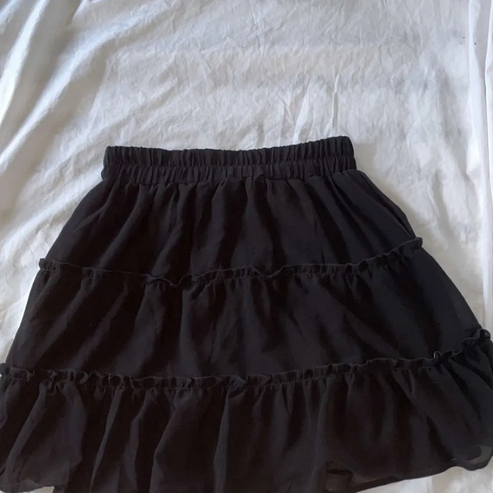 Säljer denna svarta supertrendiga kjol då den inte används. Använd 1 gång och köpt för ungefär 300 kr, mitt pris 250 men kan diskuteras. Jag står ej för kostanden på frakten.. Kjolar.