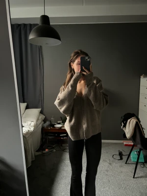 Stickad tröja - Beige stickad tröja från zara. Knapp använd men passar så bra nu till hösten🥰