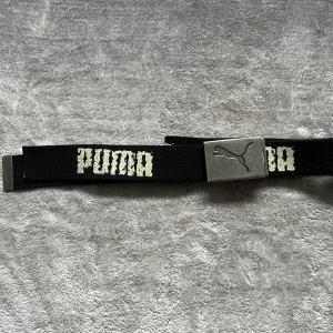 Puma tygbälte - Skitnice universalt Puma bälte med snygga detaljer. Skriv vid intresse eller frågor ✌️ glöm inte kolla in min profil och följ för mer kläder. Pris är nästan alltid diskuterbart😊