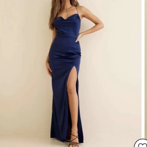 Klänning! - Säljer denna super fina klänning. Endast andvänd en gång!!💕💋