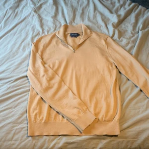 Halvzip Riley - En halvzip från Riley helt i merino ull Storleken är L men sitter som en M Nypris 1000, nuvarande pris kan diskuteras