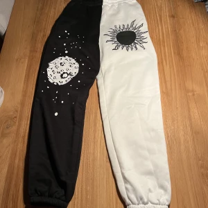 Mjukisbyxor - Svart/vita mjukisbyxor, Aldrig använda 