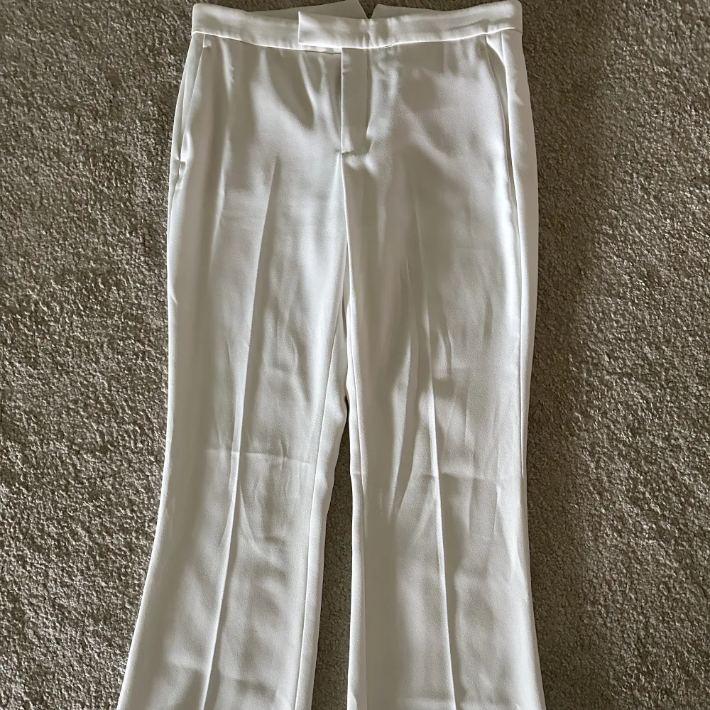 Vita kostymbyxor i bootcut modell.  Aldrig använda pga felköp. . Jeans & Byxor.