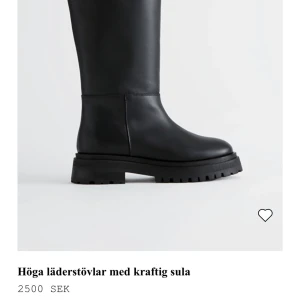 Boots i 100% läder  - Köpt från Other Stories för ett år sedan. Använd ngra gånger förra hösten  Beskrivning på hemsidan:  Vadhöga läderstövlar med rund tå, tjocka gummisulor och dekorativa sömmar.   Yttersula: Termoplastiskt Gummi 100 % Överdel: Läder 100 % 
