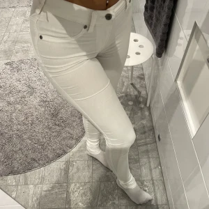 Vita jeans - Säljer mina vita Dr. Denim jeans som knappt är använda men har nu blivit för små för mig🤍