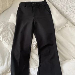 Kostymbyxor  - Säljer dessa jättefina kostymbyxor från bikbok i storlek 34. Säljer då jag inte tyckte att dom satt bra på mig. Första bilden är min och andra bilden är från en tjej jag köpte byxorna ifrån. ❤️ 