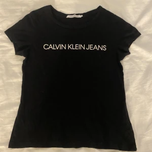 Svart t-shirt med vit text - Använd endast två gånger, normal i storleken