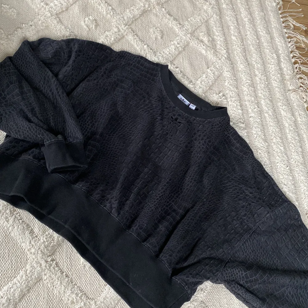 Fin croppad adidas sweatshirt  Den har tyvärr aldrig kommit till användning!  ”Orm” mönster . Hoodies.