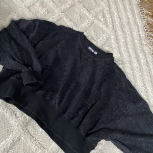 Fin croppad adidas sweatshirt  Den har tyvärr aldrig kommit till användning!  ”Orm” mönster 