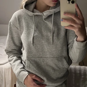Hoodie - Säljer min ljusgråa Skøn Copenhagen hoodie i storlek xs. Använd ett fåtal gångers och ser ut som ny, säljer för 125+frakt. Finns fler bilder (har också exakt en likadan svart som kan säljas)