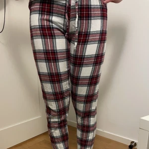 Pyjamas byxor  - Jätte fina rutiga pjyamas byxor har nästan aldrig använt dem. Det är jätte bra skick och dem ser typ helt nya ut. 