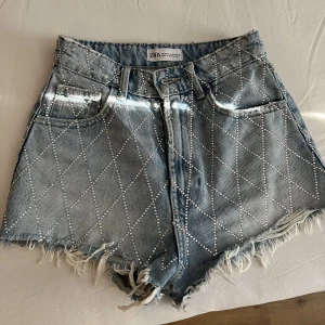 Jeansshorts  - Jeansshorts från zara med glitter/diamanter, aldrig använd bara testade! 🩷 nypris: 250kr