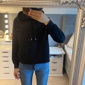 En helt vanlig svart hoodie🩷 Den är utan  utan ficka fram men vet ej märke🩷 storlek XS🤍