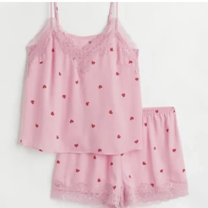 Supersöt pyjamas - Så söt helt oanvänd pyjamas från hm. Så fin men säljer då den inte används. Finns inte att köpa längre!