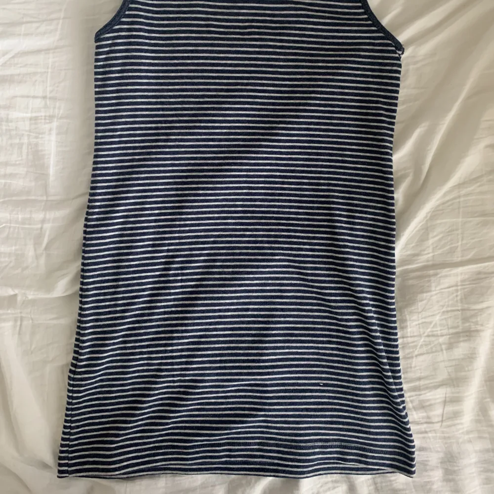 Skönt och fint linne från H&M! Bara använd ett fåtal gånger. Ett perfekt basic plagg att ha i garderoben. Ganska lång och normal i storleken. 🪻. Toppar.