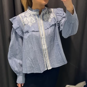 Mango blus  - Säljer min ursnygga blåa blus från mango 🩵 Använd ca 1 gång! storlek M men väldigt liten i storleken så jag som har xs-s/34 sitter den super duper bra! Ny pris 599! 