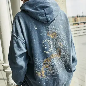 Urban outfitters starry nights hoodie i storlek S. Köpt förra året och sparsamt använd.  Ganska oversized skulle nog passa s/m 