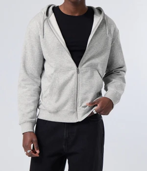 Zip tröja - Snygg Weekday zip tröja. Haft den ett tag och den är ganska urtvättad. Men fortfarande bra skick och inga hål etc. Skick 6,5/10. Storlek S men den är lite oversized och bredare i modellen. 