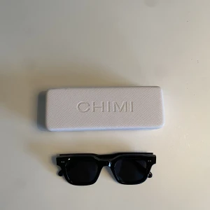 Chimi 04 - Chimi 04 svart. Haft i lite mer än ett halv år ungefär, använt fåtal gånger. Skick 9/10. Inget kvitto eller nått men har box, fodral och allt sånt. Säljer för att jag inte använder dom längre
