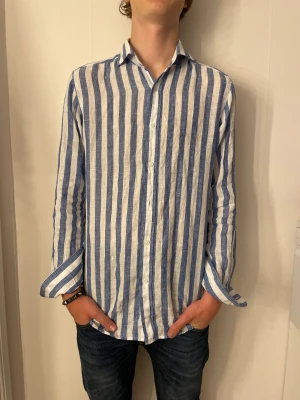 Massimo dutti skjorta - Tja säljer nu min helt nya riktigt snygga Massimo dutti skjorta i 100% linne utav riktigt bra skick, hör av dig vid frågor eller funderingar😀