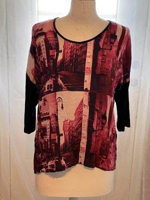 Rosa tröja  - Cool graphic tröja. Köpt second hand.