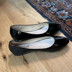 Svarta ballerinaskor - Fina ballerina skor i stl 39/38, nyskick, knappt använda. Säljer pga kommer inte till användning
