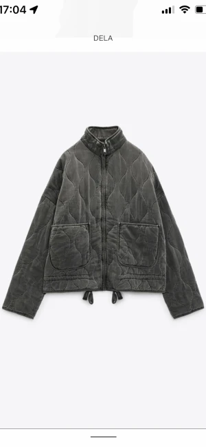 Zara jacka - Jättesnygg zara jacka som passar till allt. Säljer eftersom den inte kommer till användning. Om många är intresserade är det den som budar högst som får den.