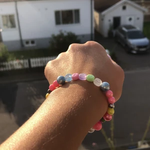 🫶🏻Namnarmband🫶🏻 - Jag har gjort ett armband i olika färger på armbandet står det Sofie. Det är inte använt och det är lite bredare än min handled som är ungefär 4,5cm . Frakten är 7kr och armbandet kostar 6kr