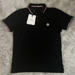 Moncler pike tröja - Riktigt snygg tröja. Helt ny med tags, exakt som äkta  med nfc scan. 