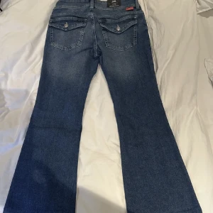 Low flare jeans  - Bilden är lånad!!!! Kom privat för fler!!! De är i storlek 34 och har inte använt många gånger alls finns inga defekter på köpte precis när de kom ut och vet inte om de finns att köpa längre. Säljer för 170 kr + frakt!!