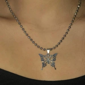 Silvrigt Futuristiskt Fjärilshalsband - Jättecoolt futuristiskt fjärilshalsband i silver. För mer info och bilder skriv privat.