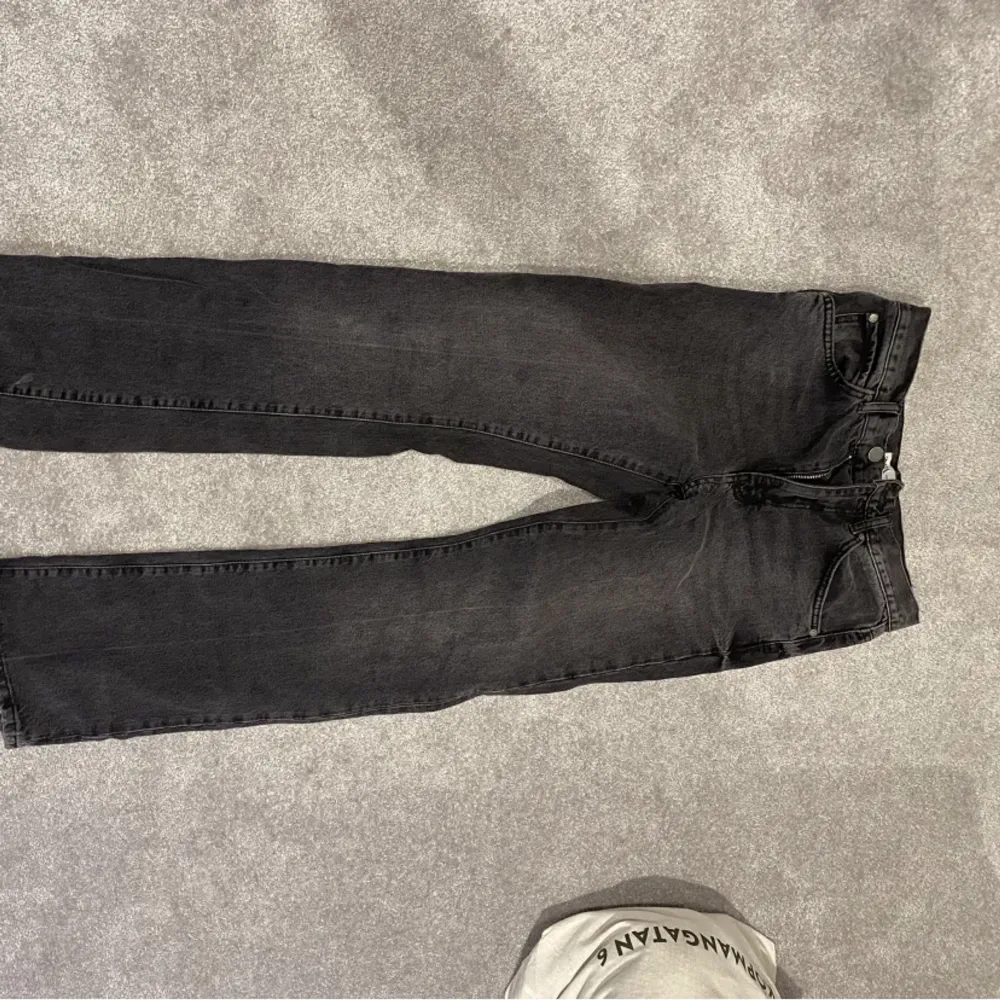 Svarta lowwaist jeans från zara i populär modell lite alitna vid baksidan av foten pma för fler frågor💕. Jeans & Byxor.