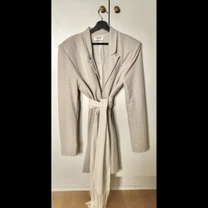 Linnekavaj klänning - Blazer dress från House Of CB. Använd en gång. Perfekt för dig som är lång. Själv är jag 180. 