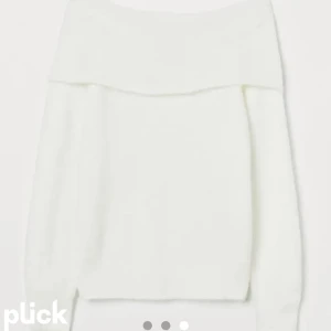 Stickad of shoulder tröja - Köpt second hand men inte annvänd jätte bra skick säljer den är lite stor för mig