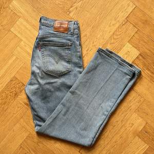 Hej! Säljer mina fina Levi’s 501 Ribcage Straight jeans i storlek 28 (midja) / 30 (längd). Ljusblå. I gott skick, var lite för små för mig så har inte blivit så mycket användning.