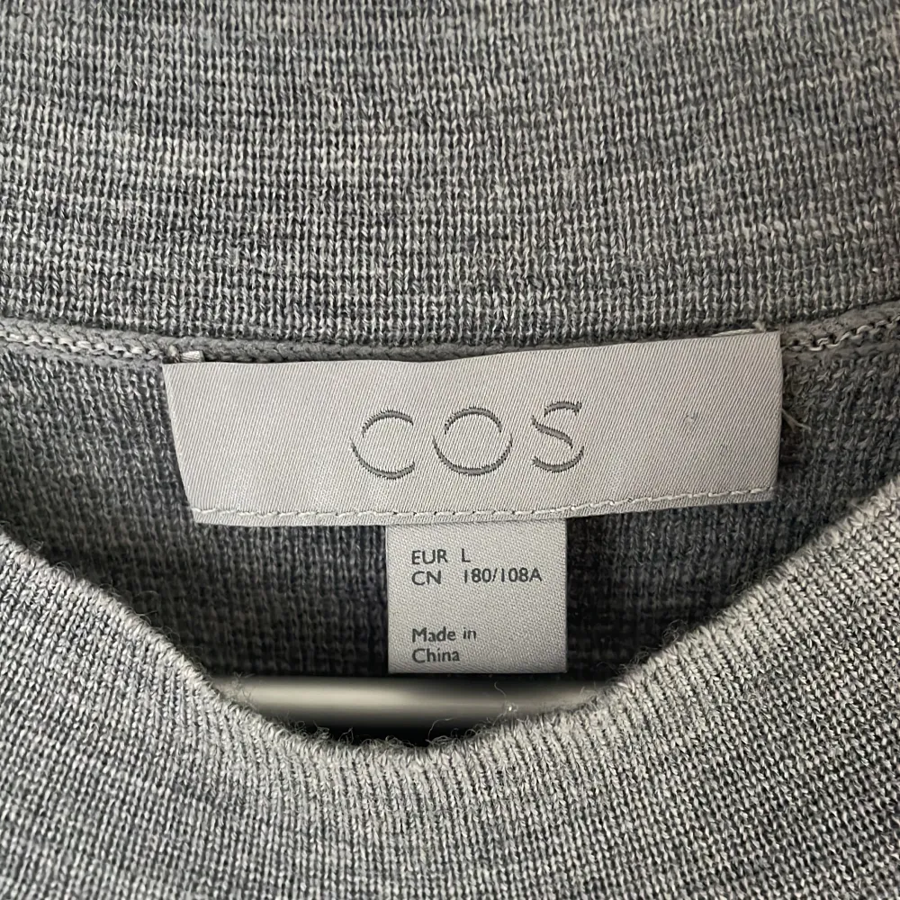 COS sweatshirt i riktigt fet grå färg. Lite tunnare material, väldigt clean tröja.. Tröjor & Koftor.