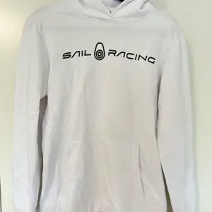 Sail Racing hoddie i storlek 170 men passar S/M.